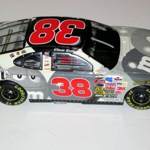 Elliott Sadler #38 1:24 m&ms Diecast car